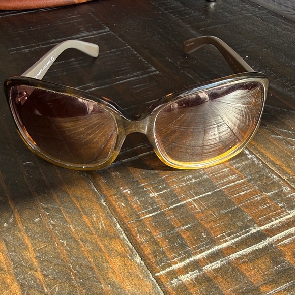 Stylish Tortoiseshell Sunglasses - Picture 6 of 9